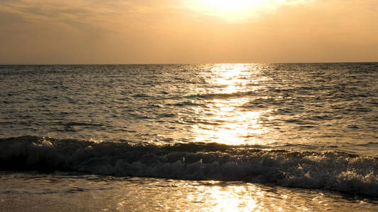 海景。太阳在海上日落时云