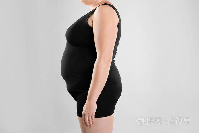 灰色背景的胖女人特写镜头减肥