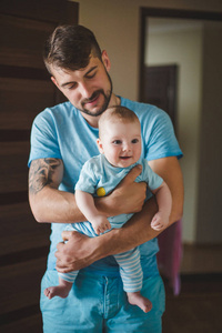 家庭幸福的年轻父亲和婴儿肖像