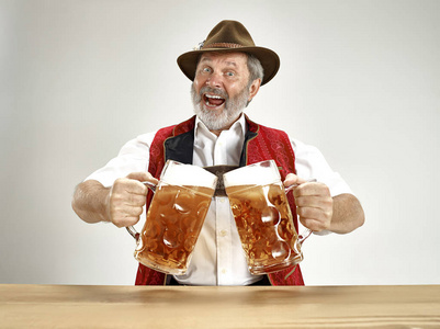 德国, 巴伐利亚, 上部巴伐利亚, 人与啤酒穿戴传统奥地利或巴法力亚服装