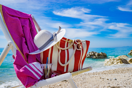 海滩上的躺椅，毛巾，包，帽子