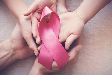 手捧粉红丝带, 乳癌意识, 10月粉红概念
