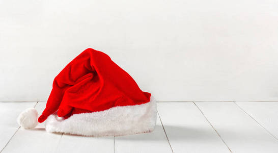 明亮的红色圣诞老人帽子在木背景