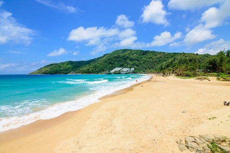 美丽的波浪在海滩, 清澈的水, 白色的沙子在您的假日在安达曼海普吉岛泰国