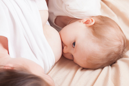 婴儿吃母乳牛奶妈妈躺在床上图片
