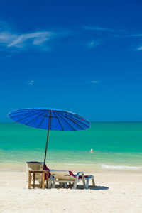 在多云的蓝天沙滩上沙滩椅