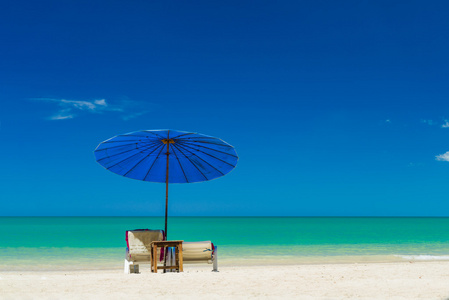 遮阳伞和沙滩上的日光浴床