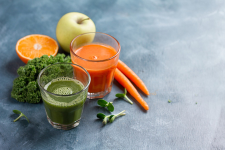 新鲜的水果和蔬菜汁为健康的生活方式