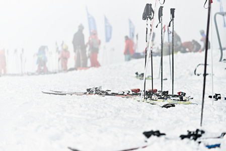体育器材在滑雪胜地的 Gudauri