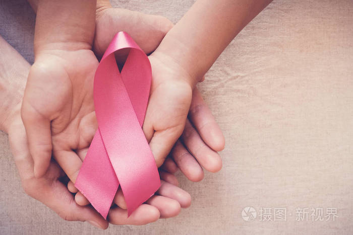 手捧粉红丝带 乳癌意识 10月粉红概念