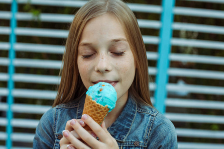 美丽的小女孩舔冰淇淋