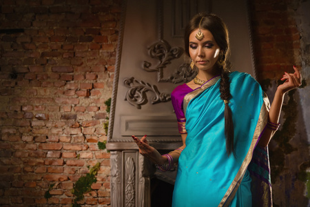 美丽的年轻女子，在传统的印度服装