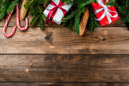 圣诞假期节日背景与松树锥, 圣诞树分支, 礼品盒和装饰品顶部视图复制空间