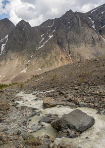 山区河流，靠着木质的群山，来回原产