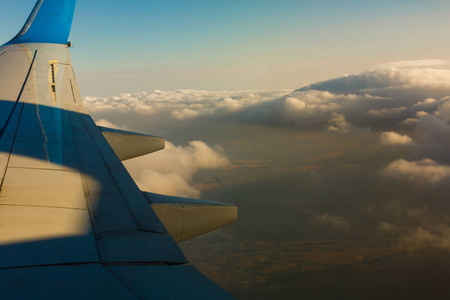 背景下的天空和云飞行飞机的一翼