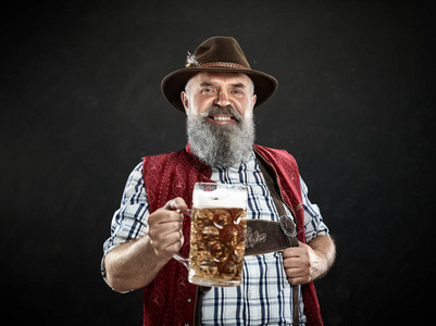 德国, 巴伐利亚, 上部巴伐利亚, 人与啤酒穿着在传统奥地利或巴法力亚服装