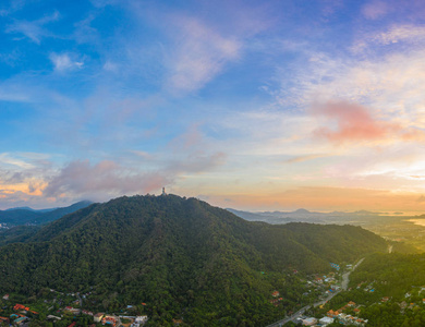 鸟瞰日出在查龙海普吉岛大佛是在 Nakkerd 山的顶部。普吉岛大佛是普吉岛著名的地标, 每天都有很多游客参观这座地标。