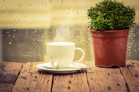 在雨天 windowcoffee 时间上杯咖啡