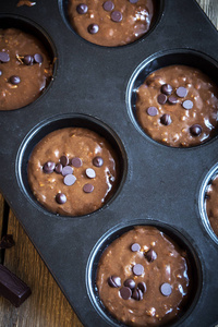 基本自制布朗尼或巧克力松饼生面团在烘烤锅。烹调 烘烤 自制巧克力松饼, 蛋糕或布朗尼
