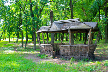 公园里的旧木制凉亭