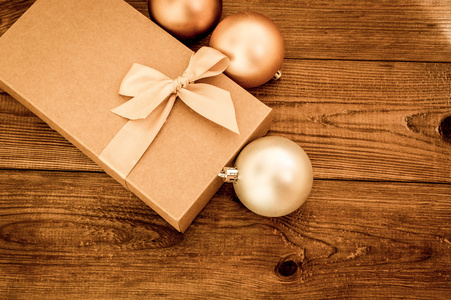 木背景圣诞球礼品盒