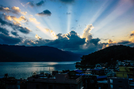 博克拉尼泊尔2018年9月18日晚上费瓦湖顶部云的看法