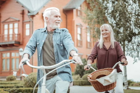 快乐的老年人享受自行车的自然