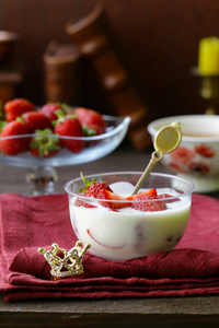新鲜有机草莓配酸奶在木桌上, 健康食品