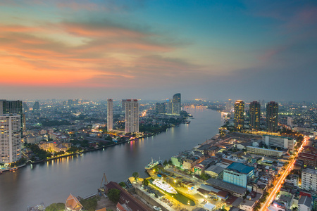 河弯在曼谷市与美丽的日落