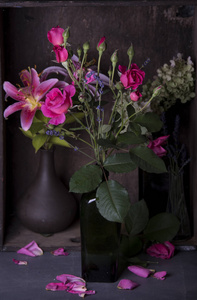 深色背景花瓶中的鲜花