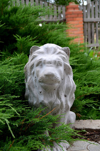 花园里的狮子雕塑图片