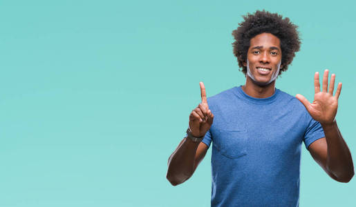 非裔美国男子在孤立的背景显示和指向手指数六, 而微笑着自信和快乐