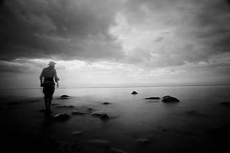 孤独的人在海边, 等待或寂寞的概念