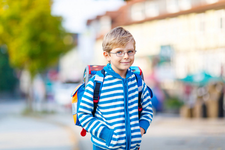 书包在上学路上的小小孩男孩