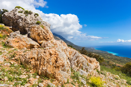 橙色岩石山上在希腊海岸