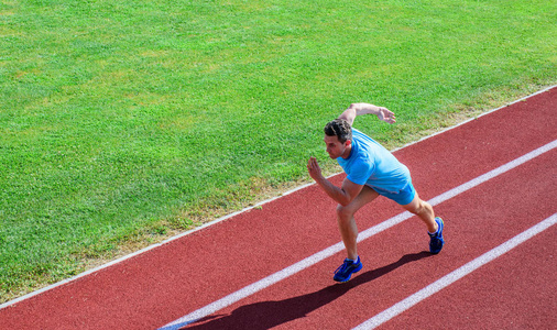 赛跑者在运动。许多跑步者喜欢挑战延长他们的耐力, 而不必做必要的训练来完成马拉松。男子运动员跑步训练。运动员跑田径草背景