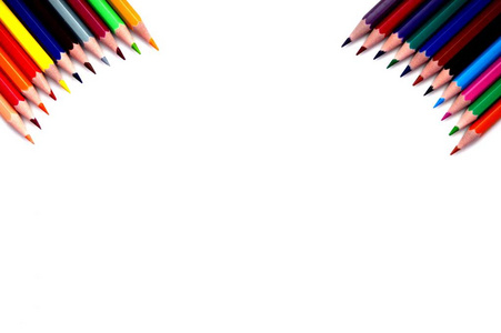 在白色背景的彩色铅笔