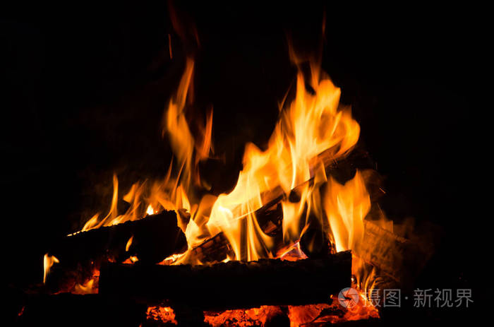 晚上烧木头.在山区的自然旅游营篝火.火焰 amd 火火花