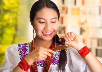 美丽的西班牙女人穿着白色的衬衫，带着五颜六色的余烬