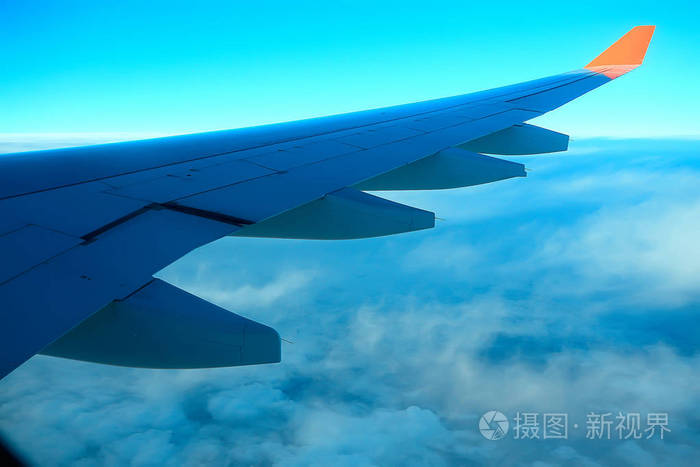 飞机的陆地和机翼鸟瞰图, 从飞机机舱鸟瞰, 空运概念