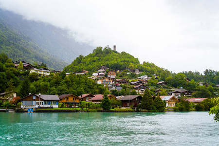图恩湖与因特拉肯市在瑞士