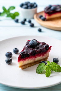 木材背景自制蓝莓奶酪蛋糕