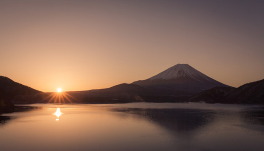 在湖的本栖湖富士山