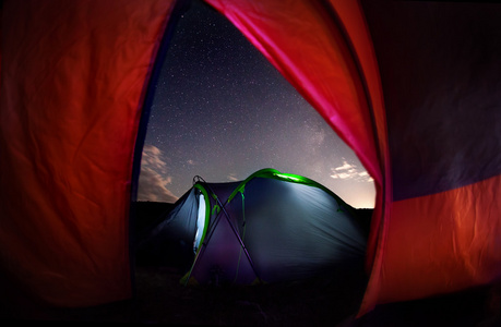 帐篷露营在繁星点点的夜空下