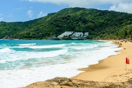 美丽的波浪在海滩, 清澈的水, 白色的沙子在您的假日在安达曼海普吉岛泰国