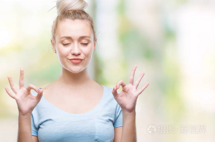 年轻的金发女人在孤立的背景下放松和微笑闭上眼睛做冥想手势用手指