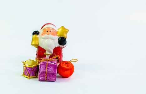 白色背景上的礼品盒玩具圣诞老人娃娃