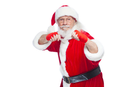 圣诞节。圣诞老人用红色绷带包扎在他的手上拳击模仿踢。跆拳道空手道拳击在白色背景上被隔离