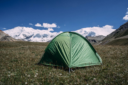 在山上的绿色帐篷