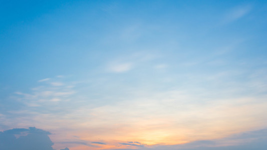 多彩落日的天空